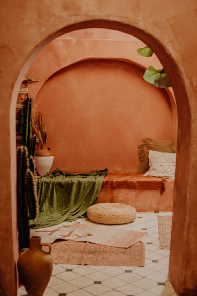 Escenario estilo Marrakech con arco de terracota