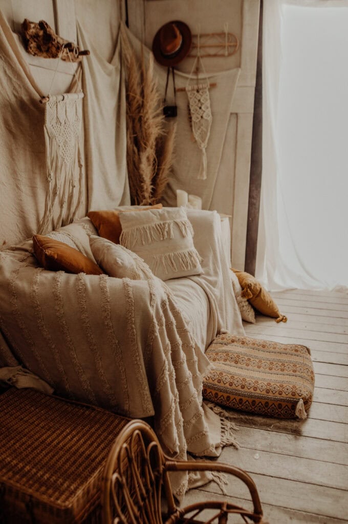 Escenario salón boho con macramé